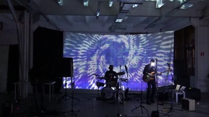 группа NSWE  играет