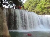 Saltando desde las cascadas de Micos