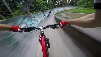 Faire du VTT sur une piste de bobsleigh abandonnée