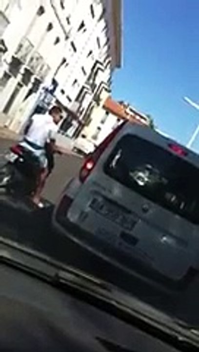 Perpignan Un jeune en scooter sans casque grille un feu devant une police immobile