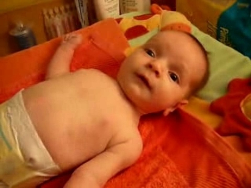 Axel 2 mois joue avec papa