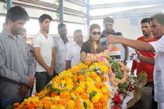 Gauri Khan attends SRK's man Friday Subhash's funeral