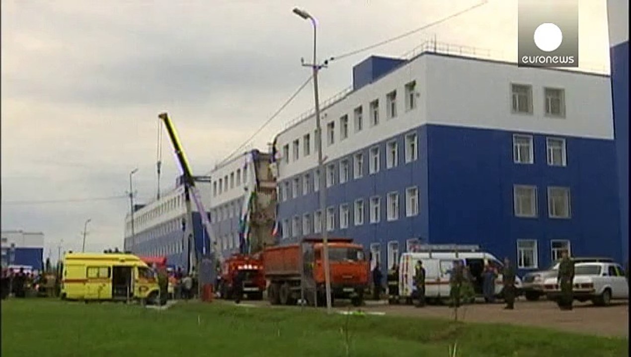 Russia, crolla caserma: 23 morti