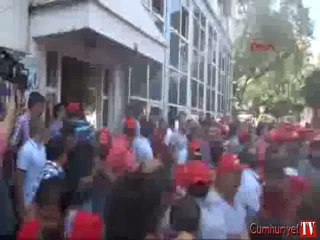 DİSK önünde yangın söndürme tüplü müdahaleye yumruklu, tekmeli karşılık