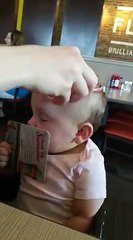 Un bébé voit net grâce à ses nouvelles lunettes