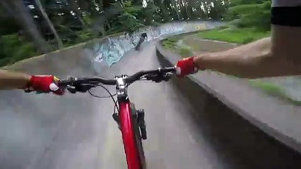 Faire du VTT sur une piste de bobsleigh abandonnée