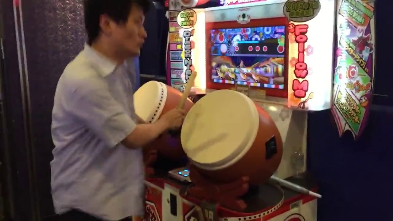 Dude goes insane on drumming game in arcade