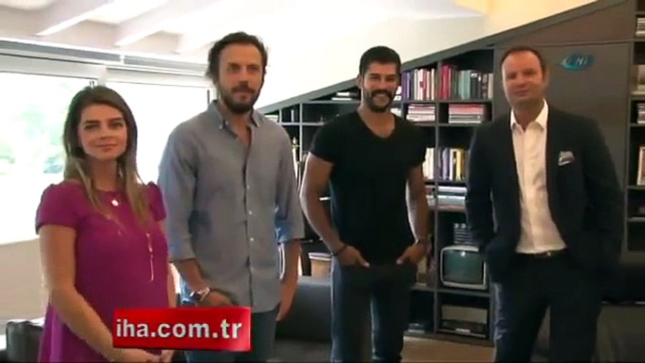 Burak Özçivit-Pelin Karahan -Timur S-Serkan A-si ve dekorlar Türk Kızılayı’na bağışlandı