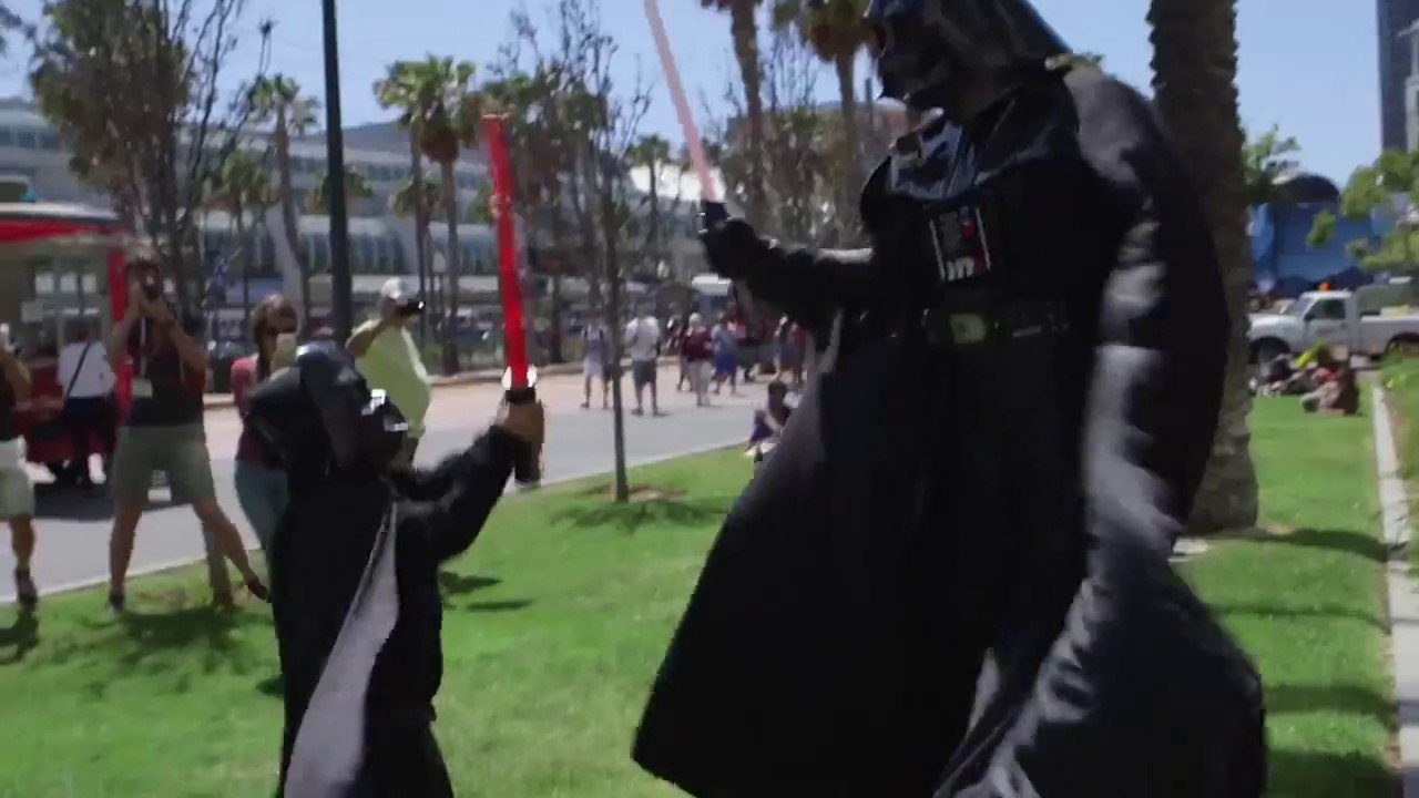 Dark Vador et mini Dark Vador s'affrontent pendant un Comic-con