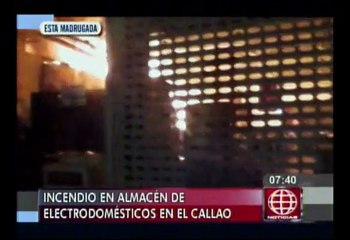 Incendio destruyó almacén de tienda La Curacao en el Callao