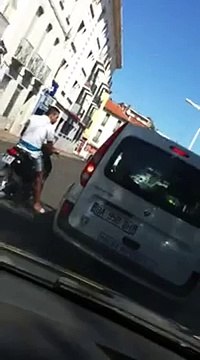 Les policiers de Perpignan passifs face à un jeune en scooter sans casque