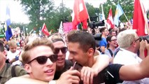 2 guys pretended to be homosexuals in Russia... Crazy pedestrian reactions