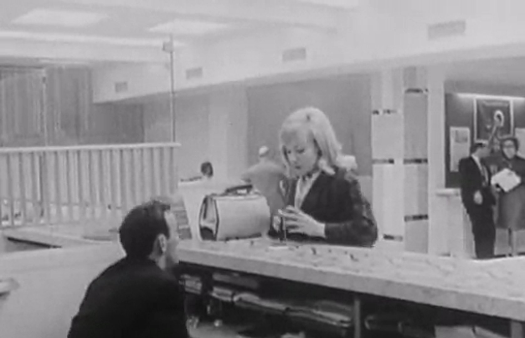 Il y a 50 ans, les femmes obtenaient le droit d'ouvrir un compte bancaire - Vidéo Dailymotion