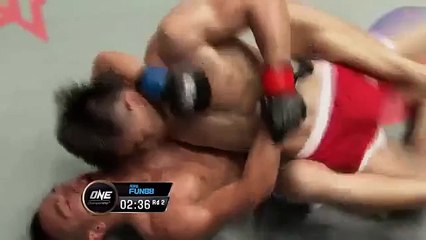 Le coup de pied illégal dans les couilles de Wu Ze en MMA