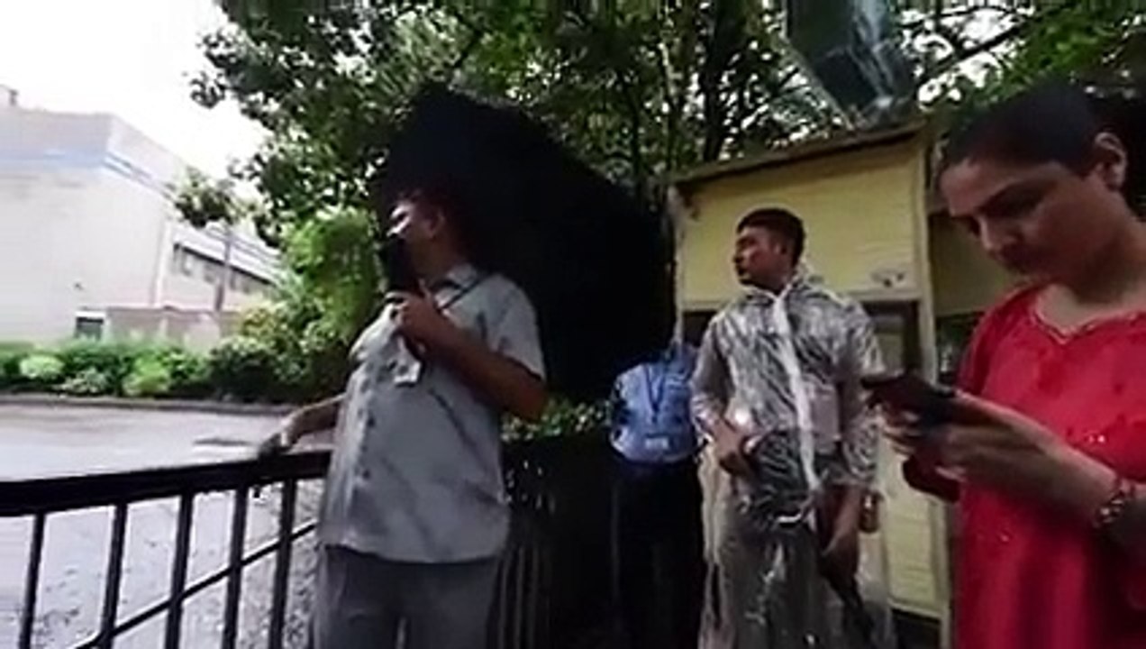 VIP culture in India_ Foreigner slaps security guard for doing his duty