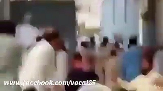 Ahle Sunnat Being Kicked Out From Deoband Masjid Moti Masjid Clifton Karachi (1)