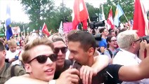 Deux hommes font semblant d'être homosexuels en Russie