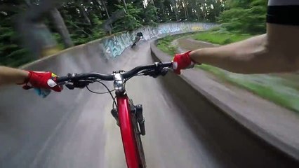 Faire du VTT sur une piste de bobsleigh abandonnée