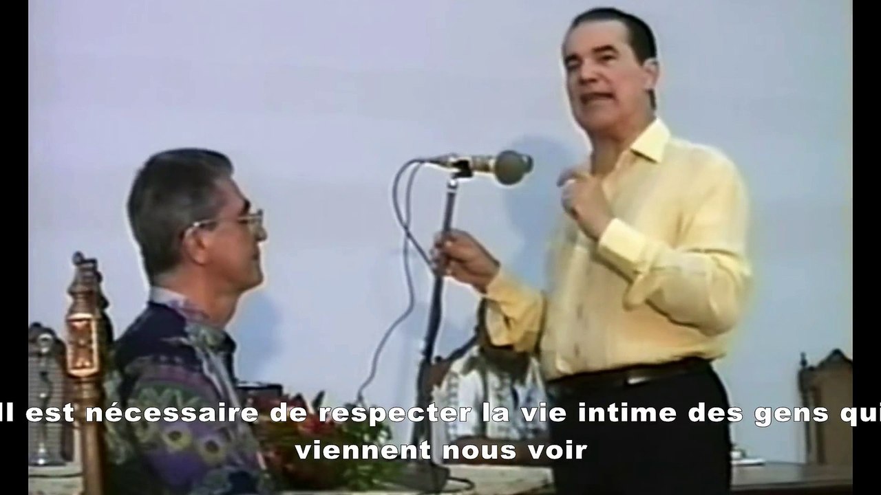 Divaldo Franco démontre l'application d'un Passe Magnétique.
