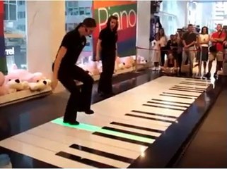 Le piano se jouera désormais par les pieds, plus par les mains, regardez!