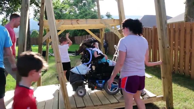 Superbe geste : il construit une balançoire pour sa fille handicapée