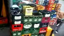 Warehouse workers sorting crates of empty bottles.Rumanos clasificando cajas de cerveza en Alemania.