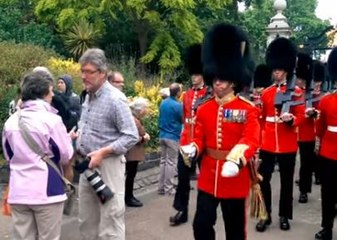 Mira lo que pasa si te atraviesas durante un cambio de guardia en el palacio de Buckingham