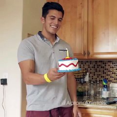 Ce chat n'aime pas vieillir ! Regardez ce qu'il fait quand on lui apporte son gateau !