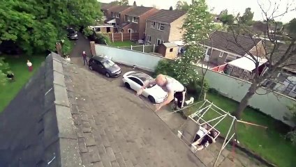 Voici le meilleur saut de ce cascadeur : Un cumulet au dessus d'une maison !