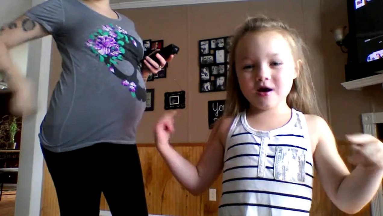 Une femme enceinte danse avec sa fille ! Moment génial !