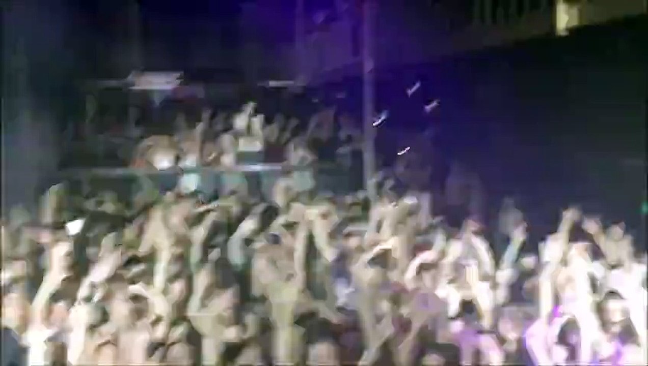 Ce DJ fait une blague à son public en coupant au moment du meilleur drop de la chanson ! MDR !