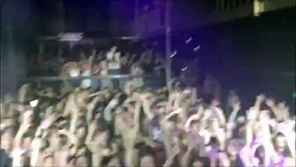 Ce DJ fait une blague à son public en coupant au moment du meilleur drop de la chanson ! MDR !