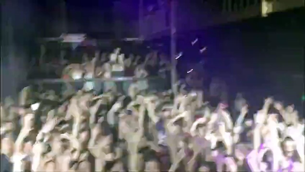 Ce DJ fait une blague à son public en coupant au moment du meilleur drop de la chanson ! MDR !