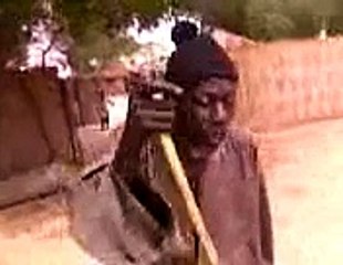 vieux villageois sénégalais se lâche
