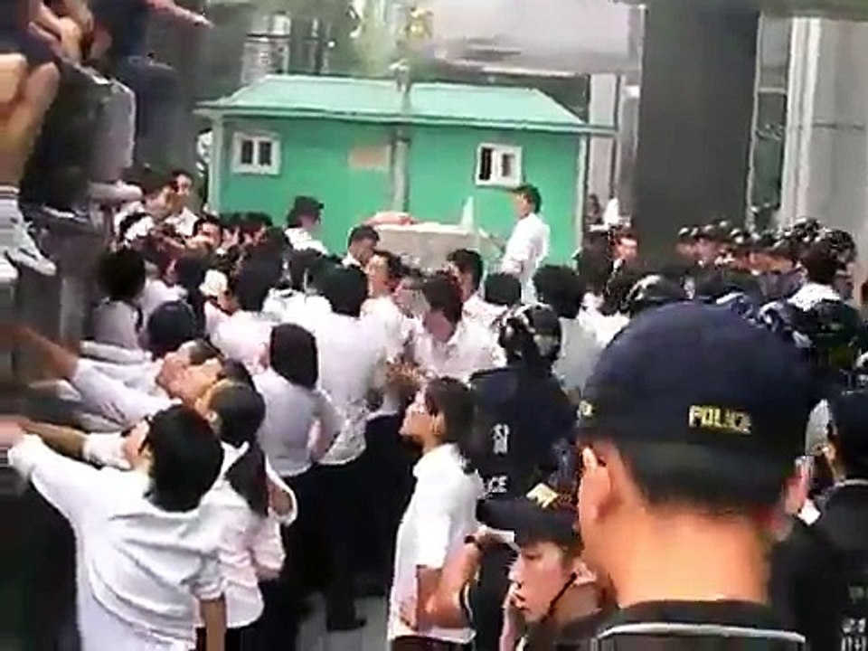 Hoodlums of Allianz Life Korea are assaulting union members(1)