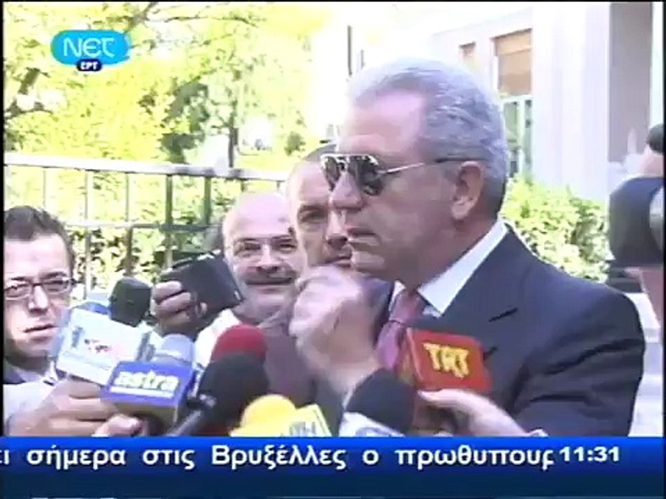 Popi Tsapanidou in Blue-White Ribbon Sweater and Blue Jeans, Πόπη Τσαπανίδου