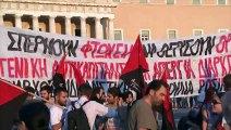 Crise grecque : Drapeau de Syriza brûlé à Athènes