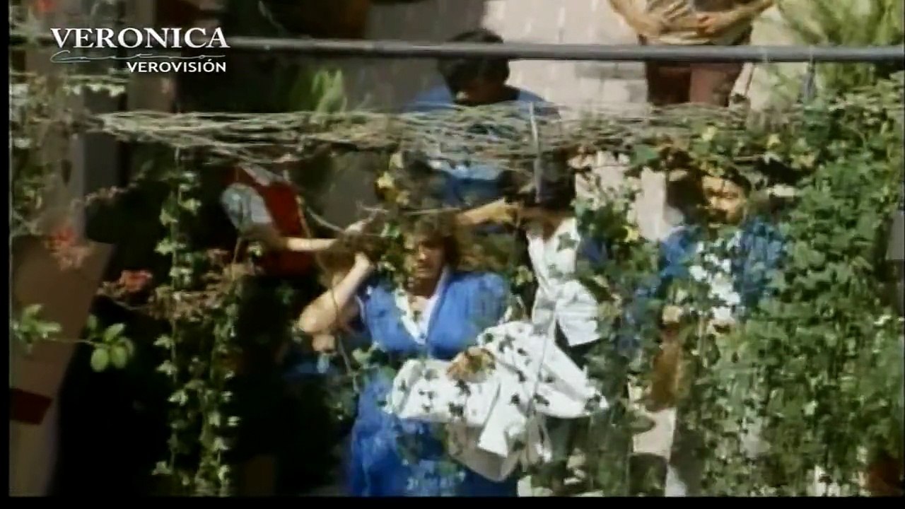 Verónica Castro en Il Papa Miauteri