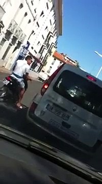 Brûler un feu rouge et rouler sans casque devant une voiture de flic en toute impunité