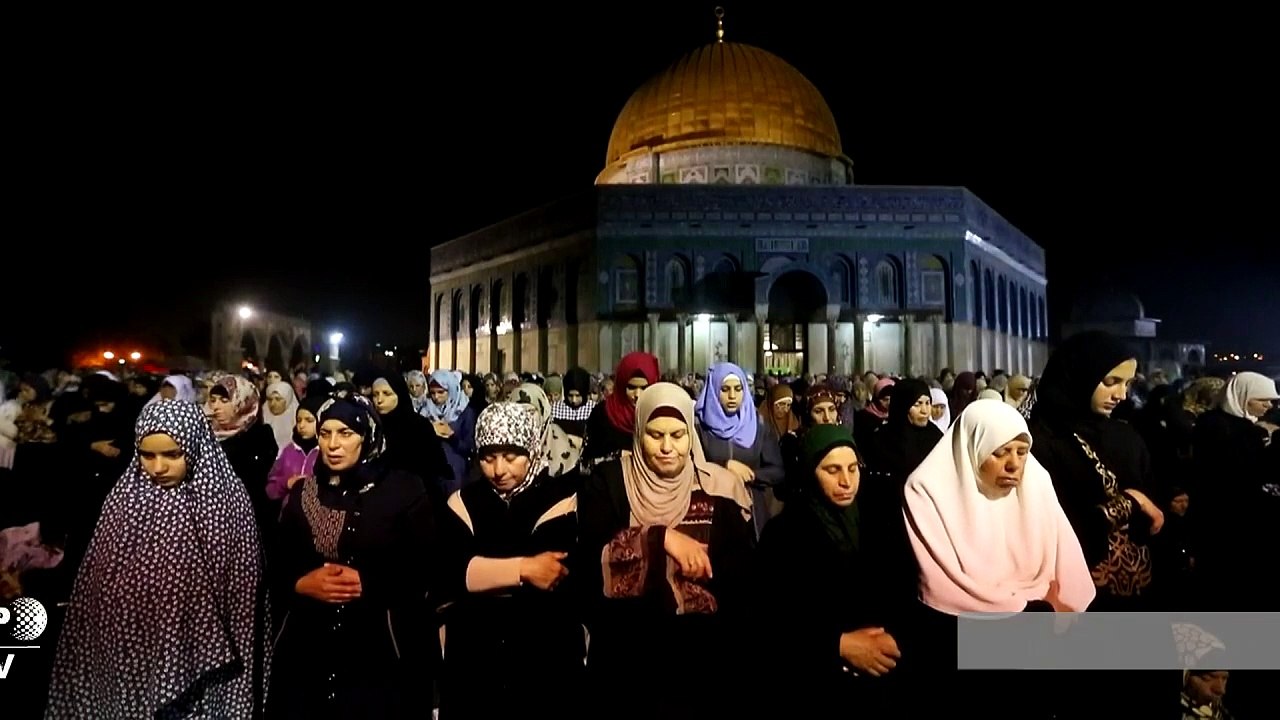 Palestinian Muslim pray in Jerusalem for Laylat al-Qadr