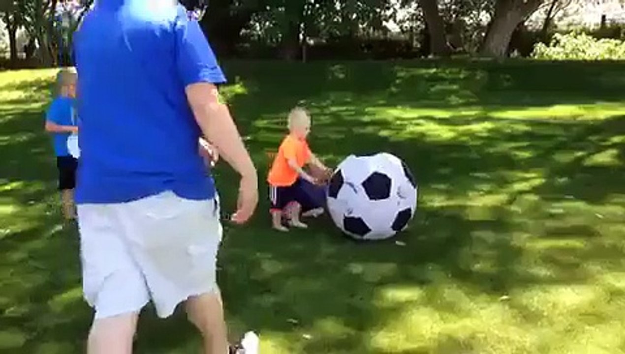 Le papa de l'année joue au foot avec ses enfants