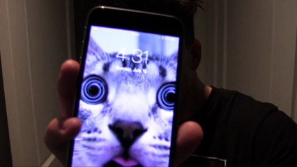 Prank : Ce mec va réveiller sa nana avec un hologramme horrifique !