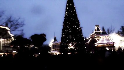 Télécharger la video: Noël à Disneyland Paris : Neige; Parade; Père Noël et  vœux  des Ambassadeurs!