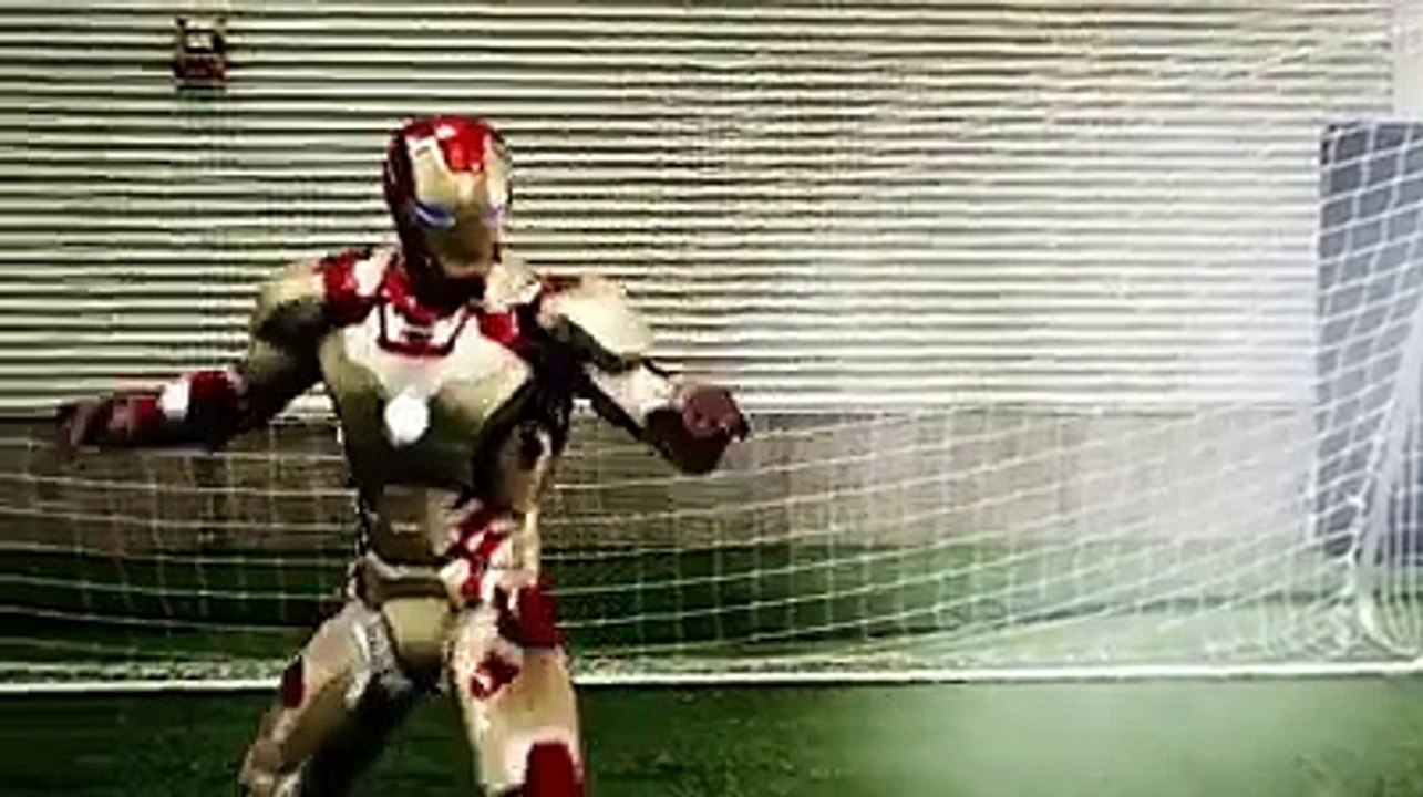 Des super-héros qui se mettent au foot ça donne ça.