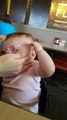 Un bébé voit net grâce à ses nouvelles lunettes