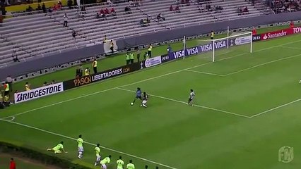 Cau thu doi Colo Colo su dung chieu tro giup dong doi gianh loi the