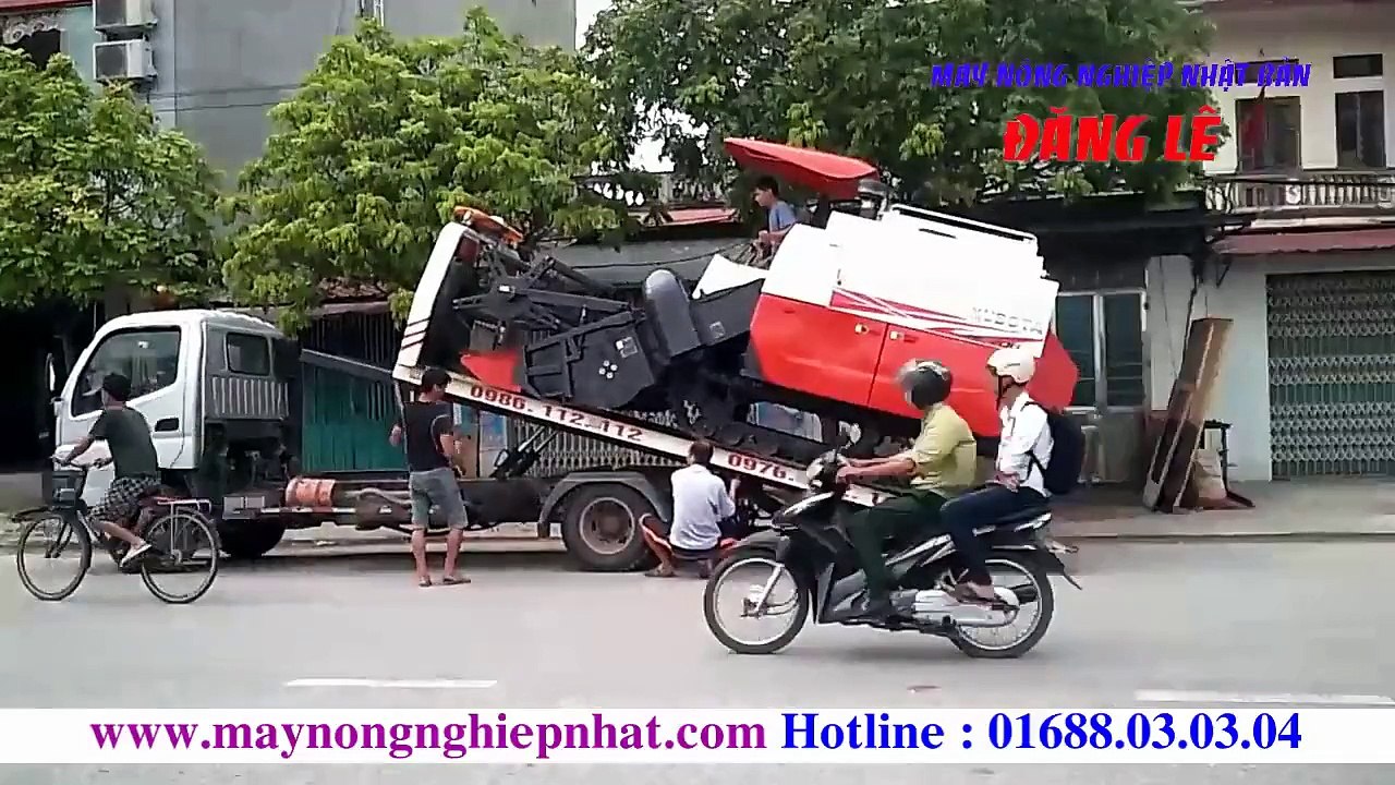 Máy gặt lúa ruộng thụt trũng sình lầy Kubota DC 70G gặt lúa đổ Xuất máy đi Thanh Hà Hải Dương