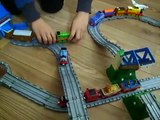 Renzo speelt met zijn Thomas de trein speelgoed