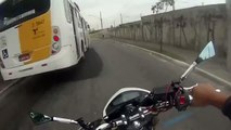 Roban una moto a punta de pistola y la policia dispara al ladrón. Sao Paolo (BRAZIL)