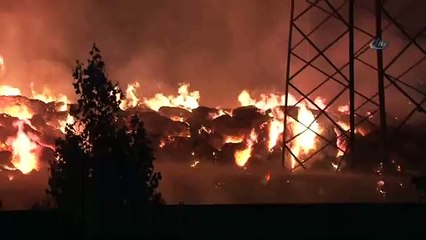 Kağıt fabrikasında çıkan yangın devam ediyor
